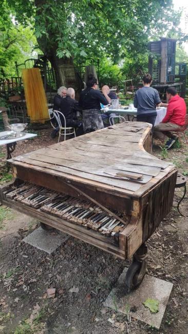 Robert Kuśmirowski. The Piano, 2024 nel magazzino di Freak Andò